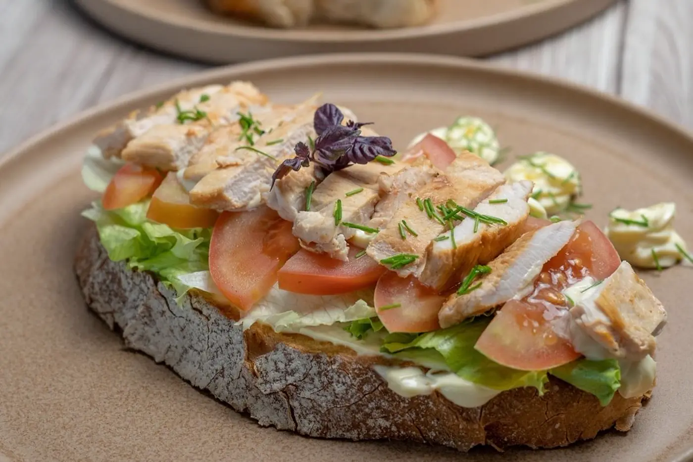 Tosta de frango grelhado